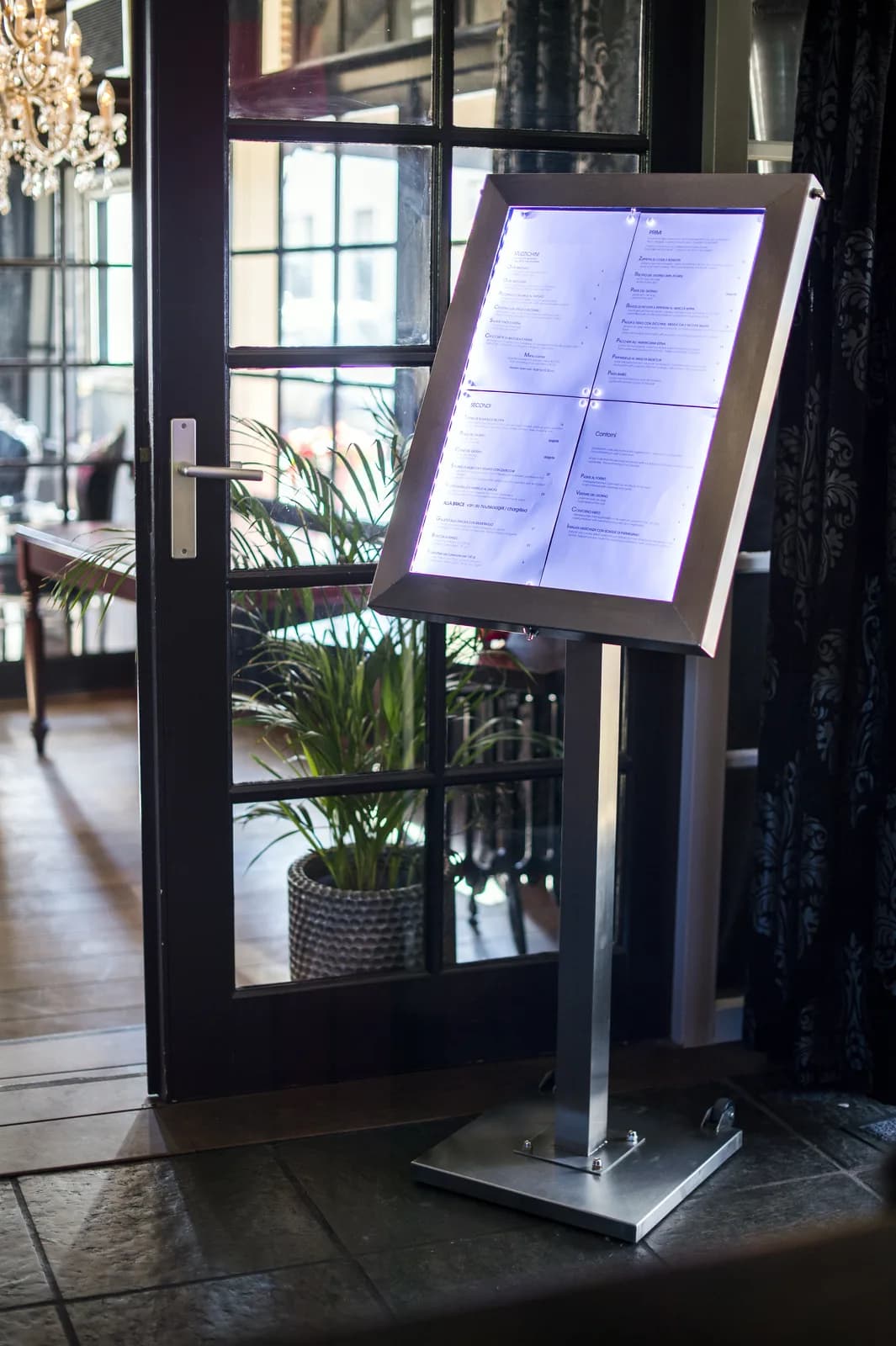 Porte-menu restaurant extérieur lumineux LED — Securit® — En situation