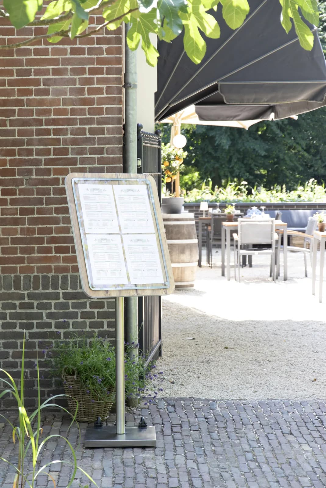 Porte-menu extérieur restaurant chêne — Securit® — En situation