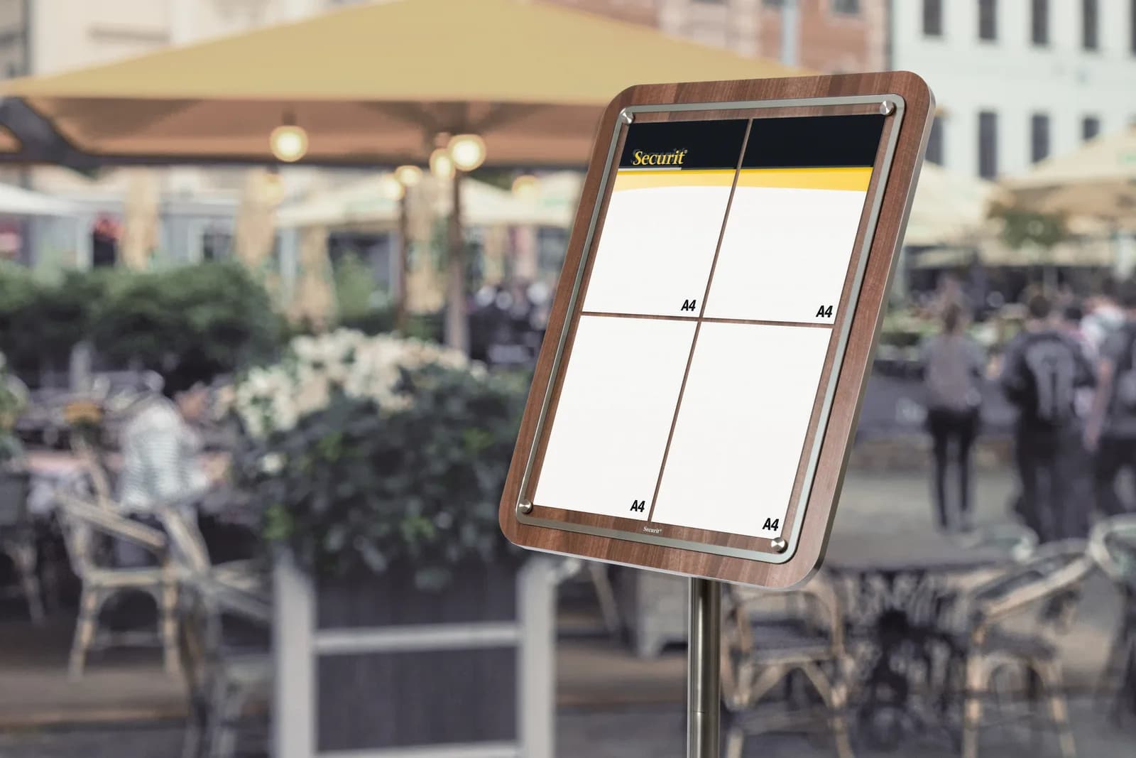 Porte-menu extérieur restaurant noyer — Securit® — En situation