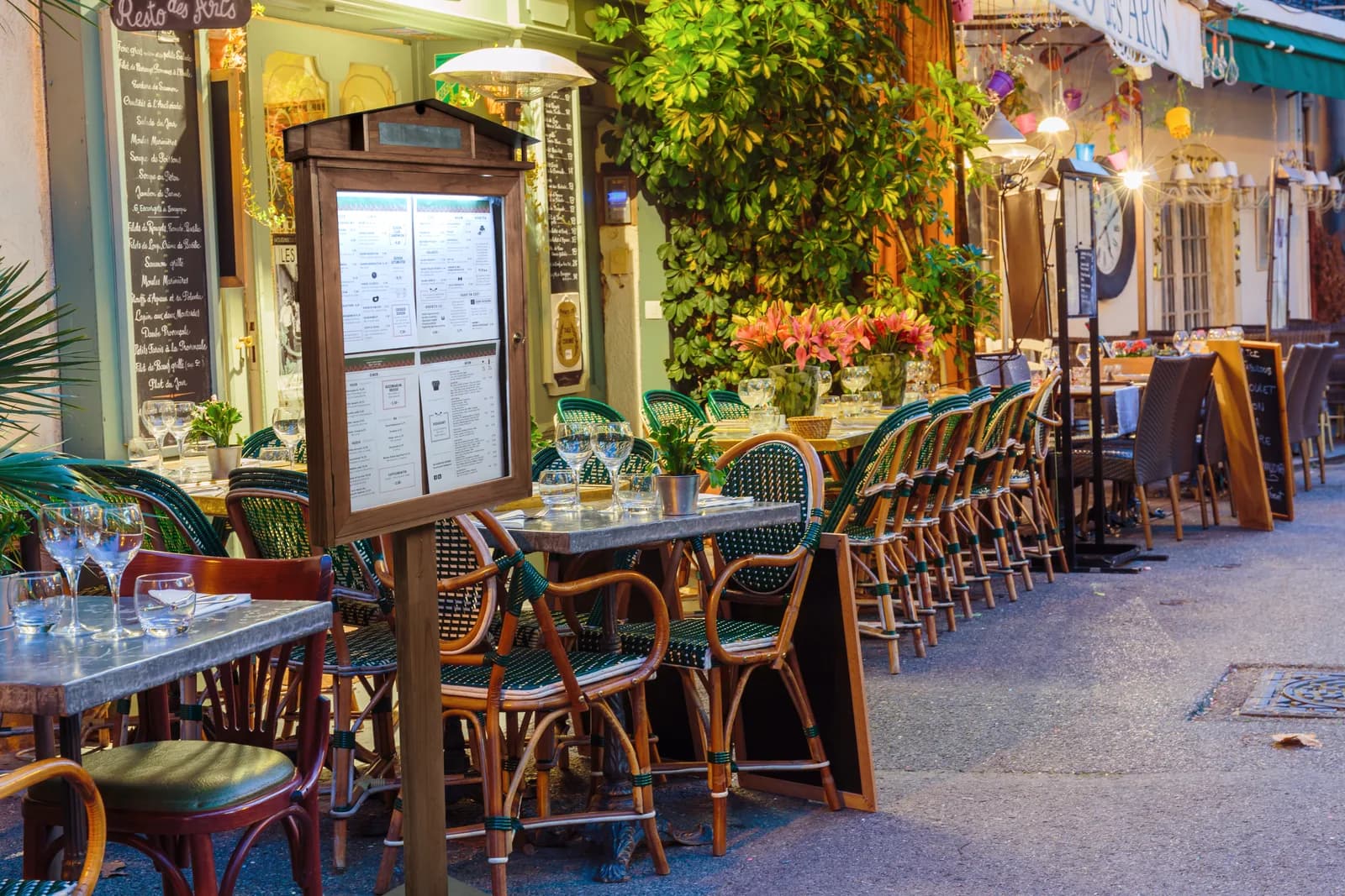 Porte-menu extérieur lumineux LED Rustic — Securit® — En situation