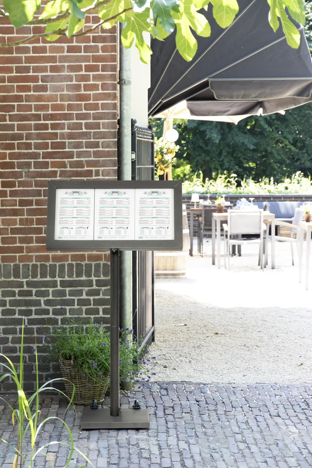 Porte-menu restaurant extérieur LED sur pied — Securit® — En situation