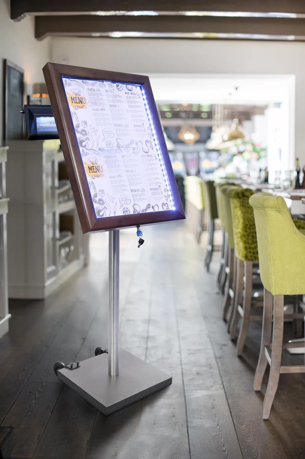 Roulettes pour porte-menu extérieur — Securit® — En situation