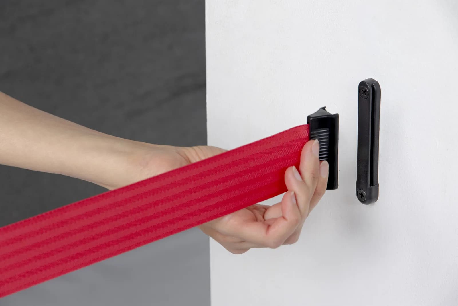 Poteau de guidage à sangle rétractable — Securit® — En situation