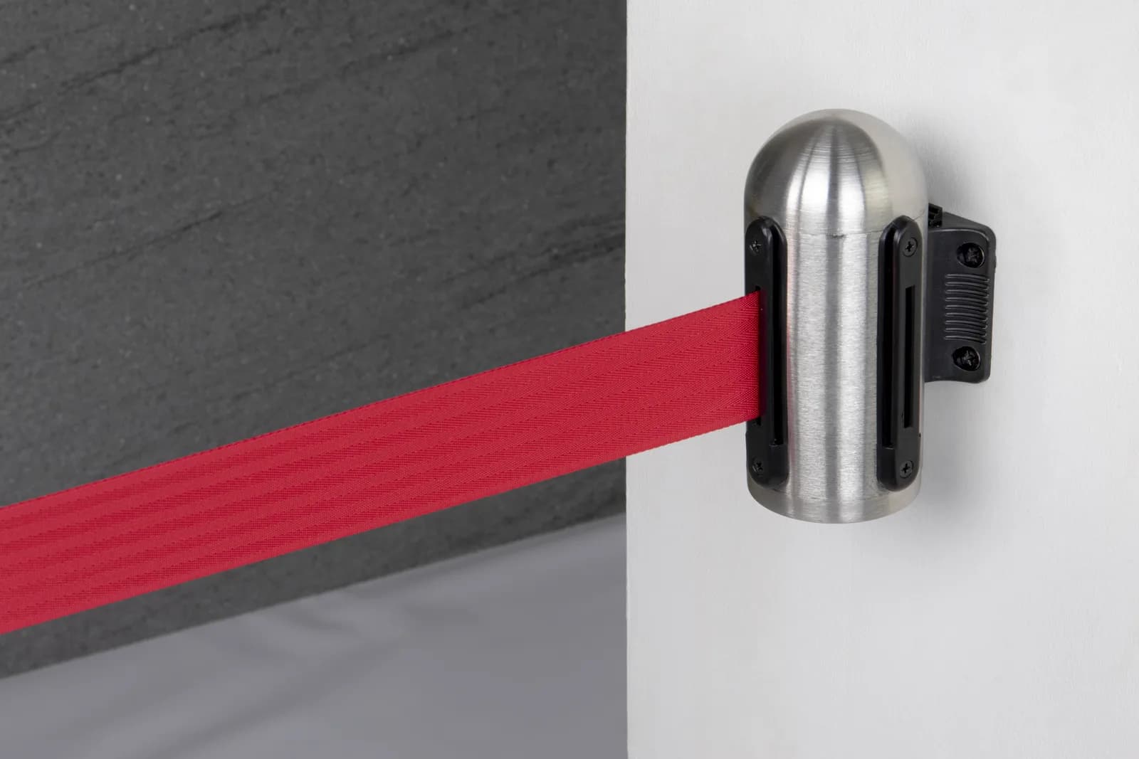 Poteau de guidage à sangle mural rouge — Securit® — En situation