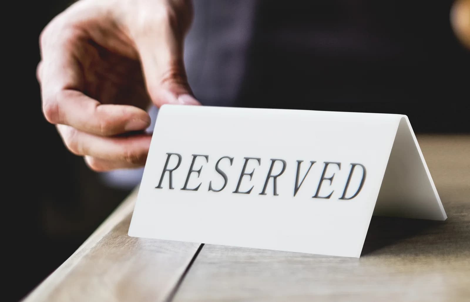 Chevalet « Reserved » - Signalétique restaurant — Securit® — En situation
